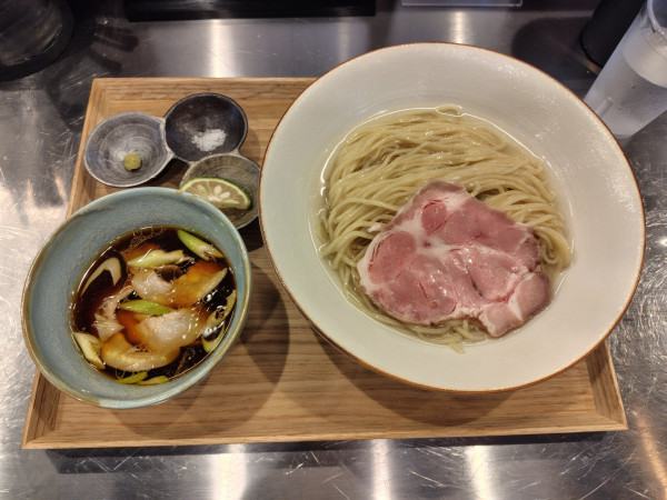 「地鶏と鴨の醤油昆布水つけ麺1150円（夏季限定）」@麺しかのの写真