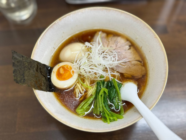 「はつかり醤油らーめん890円＋サービスたまご」@二代目 膳の写真