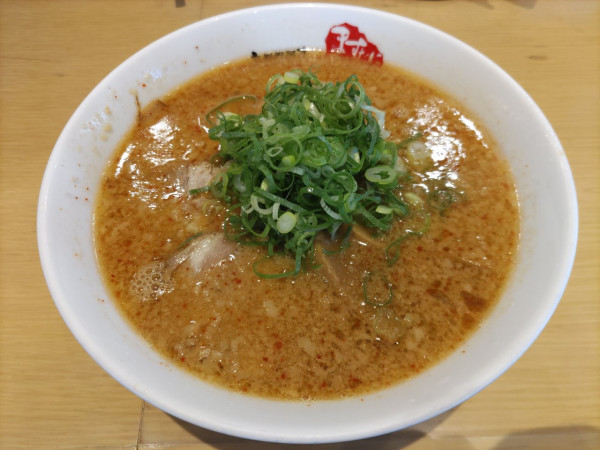 「らーめん（並）・辛さ多め+サービス半ライス」@京都銀閣寺 ますたにラーメン 室町店の写真
