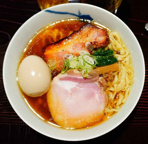 「醤油（中太手もみ麺）＋味玉＋エビスビール（中瓶）」@麺 みつヰの写真