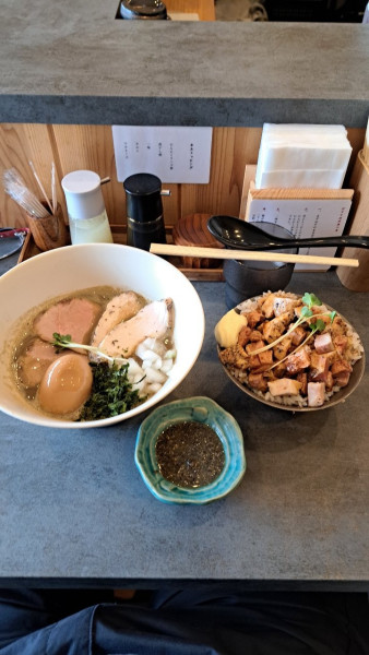 「濃厚特製飲む煮干しラーメン+チャーシュー飯」@攻ニボの写真