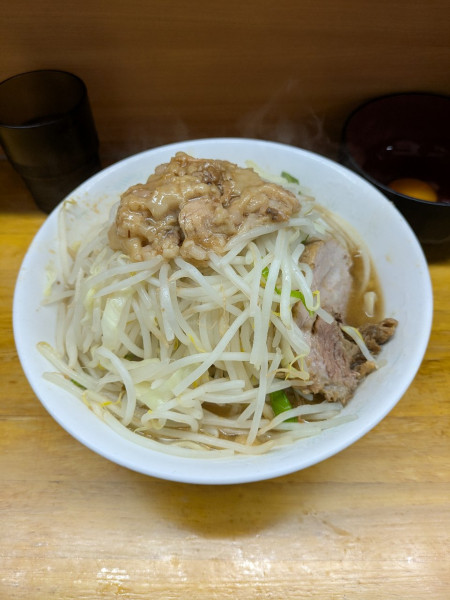 「ラーメン少なめ（生卵）　ニンニクアブラ」@ラーメン二郎 立川店の写真