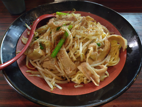 「【限定】スタミナ混ぜ麺　（麺大盛：サービス券）」@煮干しらあめん 燕黒の写真