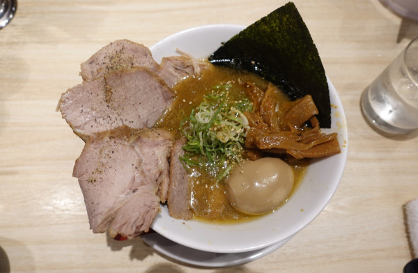 「えいちつー麺（1,300円）+魚変玉・ハーフ（250円）」@麺や えいちつーの写真