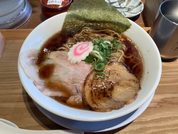 「醤油淡麗中華そば　900円」@おダシと銀しゃり 中華そば 新たの写真
