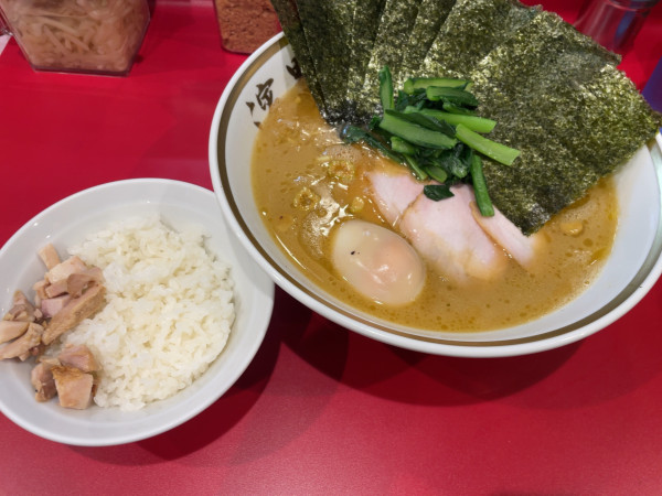 「得増しラーメン中1550円＋半ライス100円」@ラーメン濱野家の写真