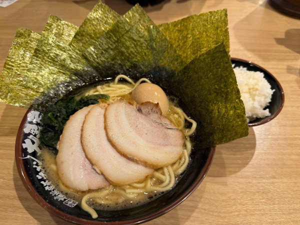 「スペシャルラーメンしょうゆ+小ライス」@横浜家系ラーメン 大黒家 甲府南店の写真