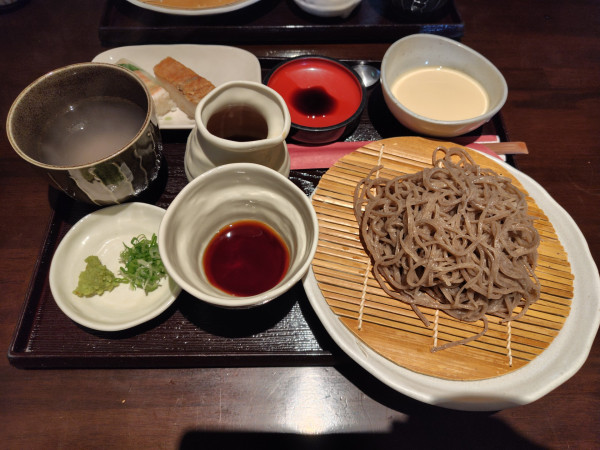 「お昼のサービスセット（ザル蕎麦）1000円」@田久の写真