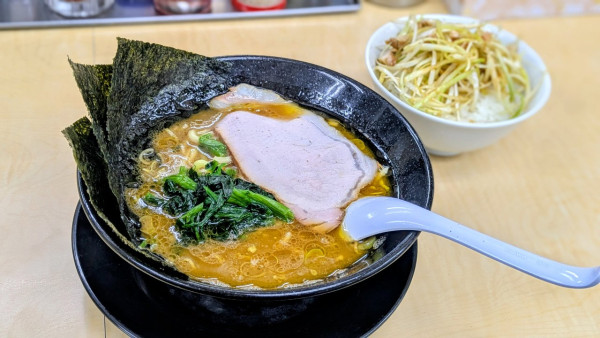 「とんこつ醤油らーめん+ネギチャー丼(940円+340円)」@ら〜めんぎょうてん屋GOLD 東名厚木店の写真