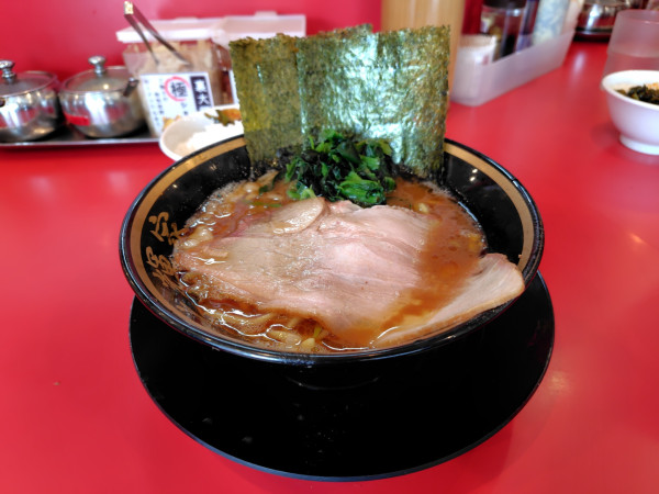 「ラーメン(並)¥900ライス¥100」@家系ラーメン 裏大輝家 青物横丁店の写真