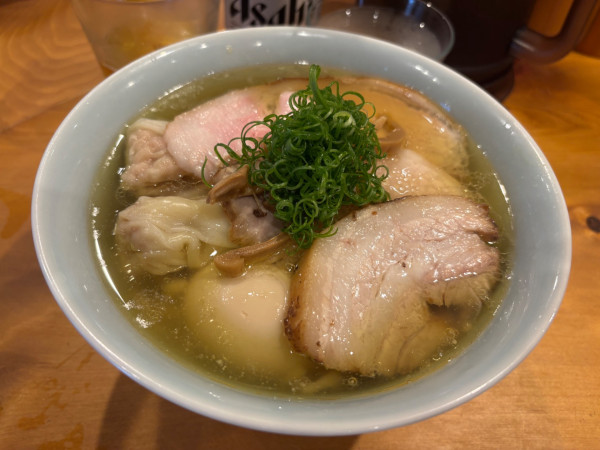 「アサヒスーパードライ小瓶〜特製豚チャーシュー塩そば麺大盛り」@中華そば しば田の写真