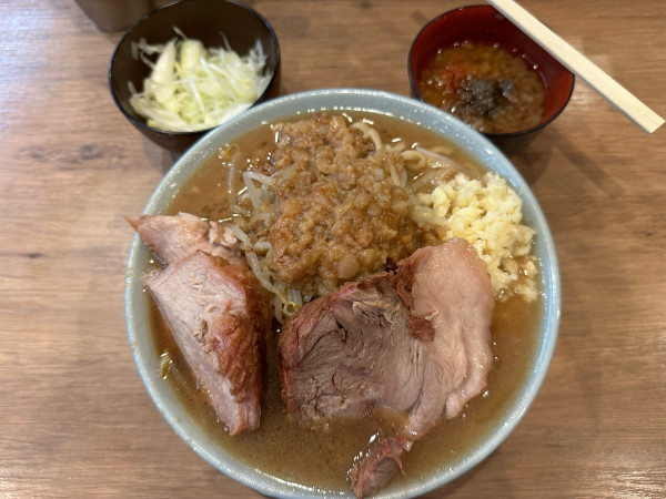 「ラーメン300g豚2枚アブラマシマシネギ野菜ニンニク」@俺の生きる道 上野店の写真
