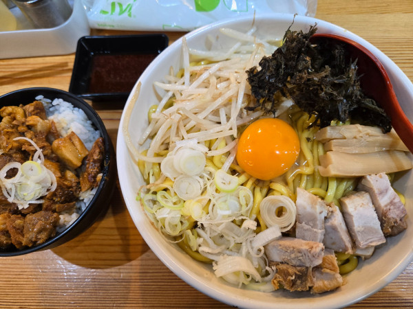 「油そば大盛+豚ご飯(醤油)」@味噌麺処 花道庵 北参道店の写真