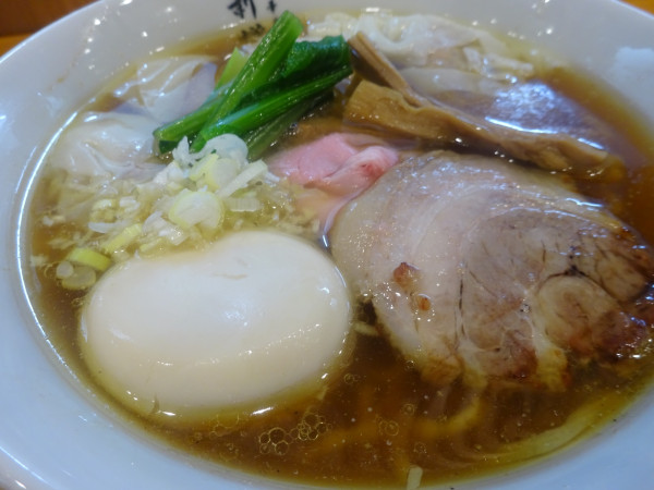 「醤油ワンタンメン　1600円　＋燻製味付玉子　100円」@中華そば 新増田の写真