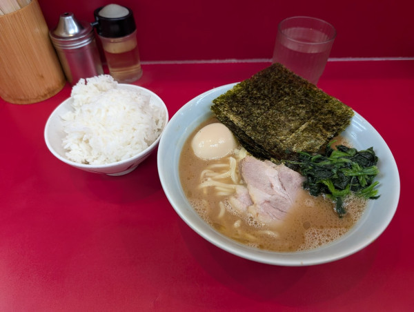 「味玉ラーメン・ライス」@横浜ラーメン 武蔵家 大井町店の写真