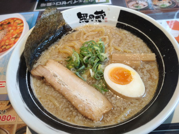 「醤油とんこつ880円」@越後秘蔵麺 無尽蔵 花園家の写真