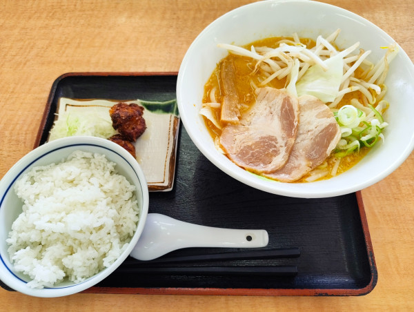 「味噌ラーメン+ライス+唐揚げ」@中央自動車道 虎渓山PA（上り）スナックコーナーの写真