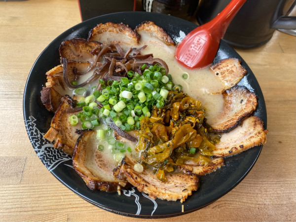 「炙りちゃーしゅー麺1,100円+辛子高菜50円」@うまい軒の写真
