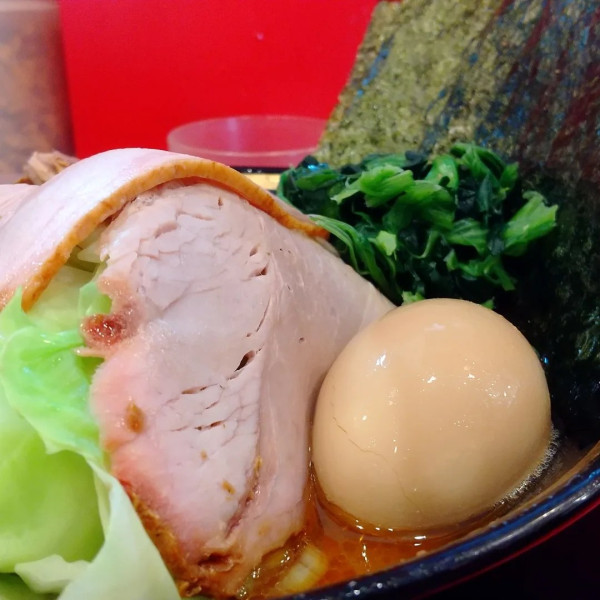 「#特製ラーメン #麺硬め #味濃いめ #油多め #1250円 #」@家系ラーメン 裏大輝家 青物横丁店の写真