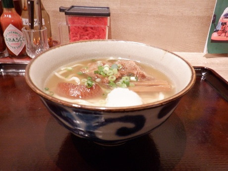 「沖縄そば小（軟骨ソーキ）」@沖縄料理 沖縄そば 読谷食堂の写真