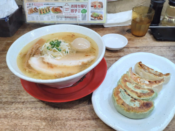 「うま塩ラーメン＋半熟味付け卵＋Ｗ餃子」@麺家 ゐをりの写真