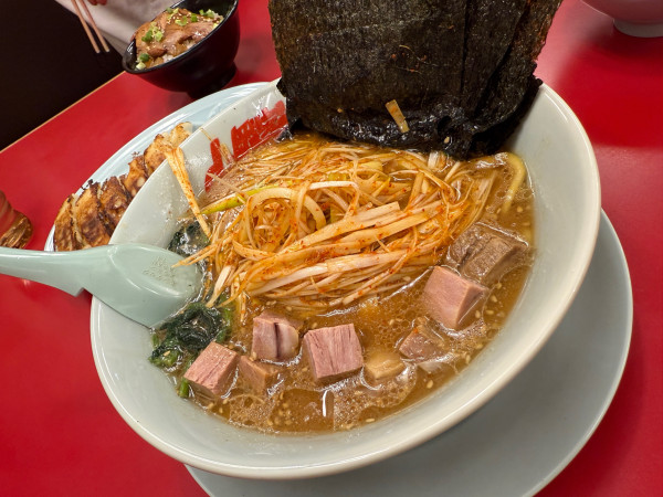 「ピリ辛ネギ味噌ラーメン」@ラーメン山岡家 鶴ヶ島店の写真