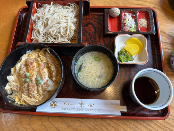 「カツ丼そば定食（カツ丼＋冷たいそば＋味噌汁＋漬物）1000円」@そば処 京金の写真
