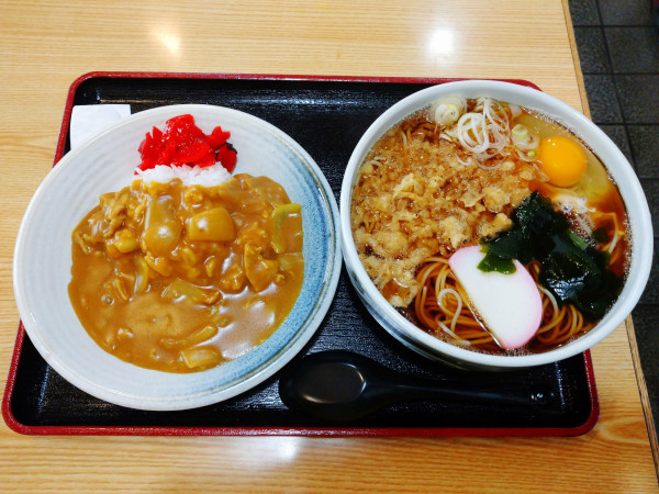 「カレーセット たぬきそば大（1,100円）＋生卵（50円）」@尾張屋の写真