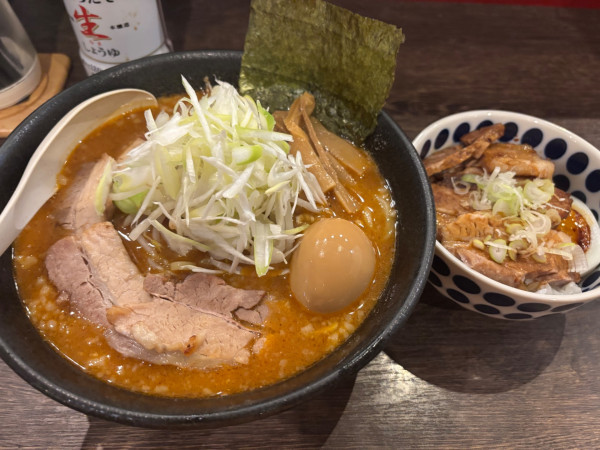 「特製味噌ラーメン中盛 チャーシュー丼」@ななほしの写真