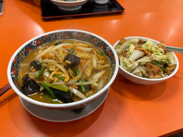 「咖哩湯麺 + ミニ焼肉丼 + ニンニクギョーザ + しそギョーザ」@中華料理 ぼん天 瑞穂店の写真