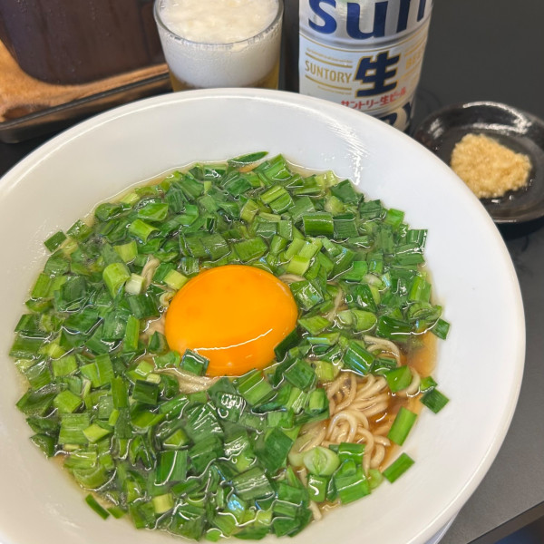 「ニラ玉そば＋ニンニク＋瓶ビール」@マーニラの写真