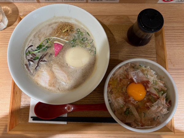 「とろ玉White牛王」@らーめん牛骨の王 アルデ新大阪店の写真