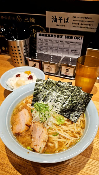 「豚骨醤油ラーメン（大）＋🍚」@豚骨醤油 三輪の写真