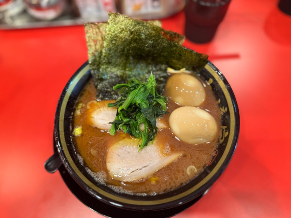 「ラーメン並(味薄め)900円＋オープン無料味玉2個」@家系ラーメン大﨑家 末広町店の写真