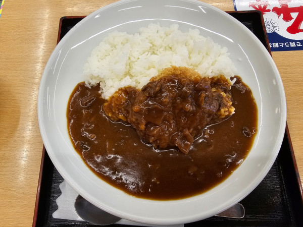 「前沢牛入りメンチカツカレー　1000円」@前沢SA 上り線 スナックコーナーの写真