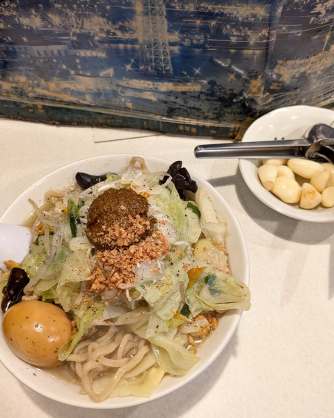 「玉カレーたんめん(太麺・並盛)＋くんせい玉子＋ワンタン」@麺処 まるよし商店の写真