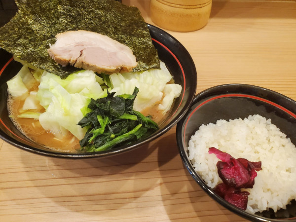 「ラーメン並＋キャベツ＋半ライス」@横浜家系らーめん 武蔵家の写真