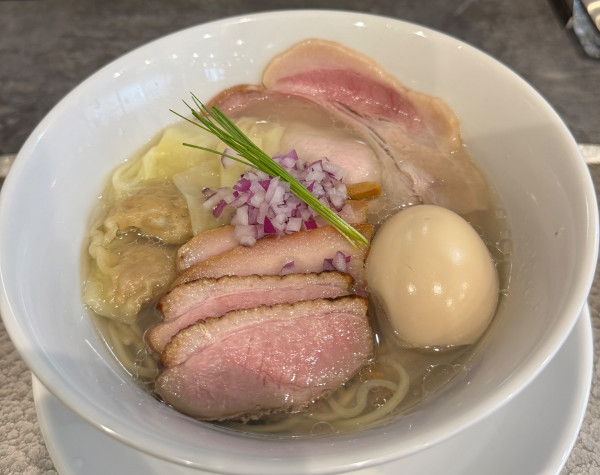 「特上中華蕎麦　塩！」@宍道湖しじみ中華蕎麦 琥珀 池袋店の写真