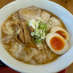 煮卵入りワンタン麺