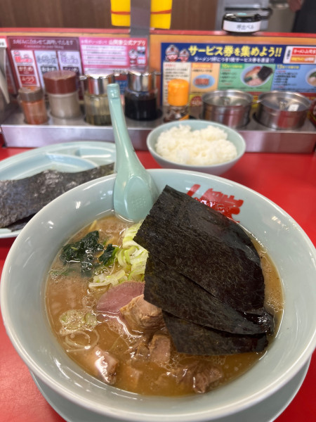 「醤油ラーメン　半ライス」@山岡家 越谷レイクタウン店の写真
