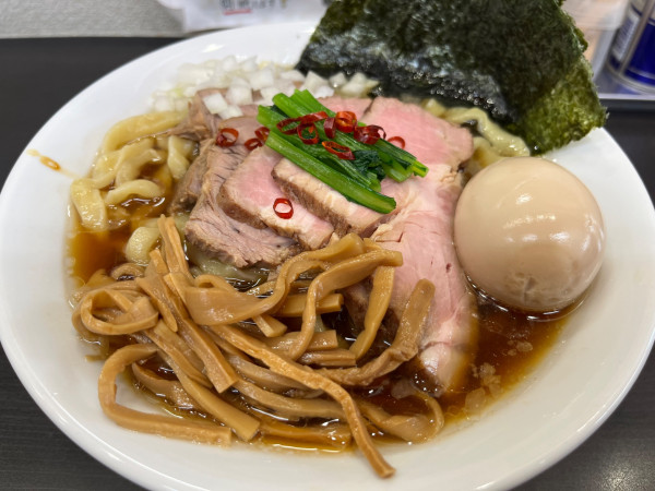 「特製牛脂醤油らーめん（大）」@自家製手打ち麺 禿の写真