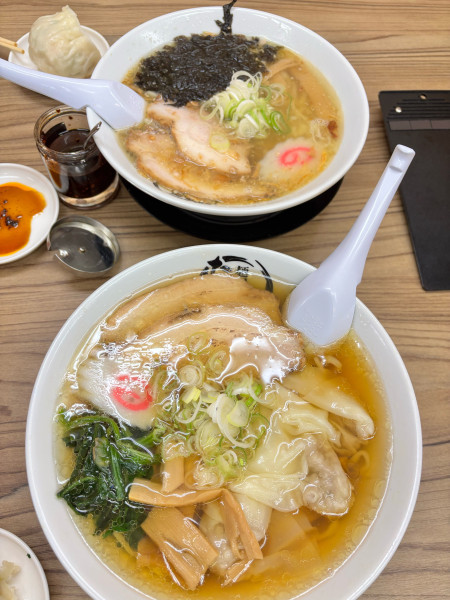 「肉ワンタンメン1100円 ジャンボ焼き餃子420円」@麺屋たかひろの写真