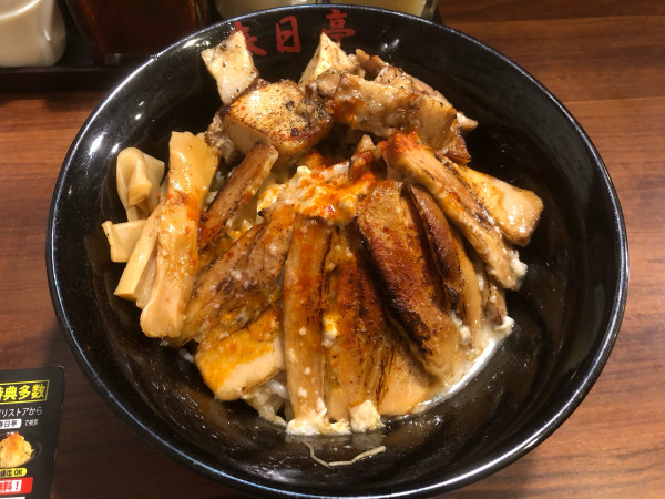 「炙り＋角切り肉しょうゆ油そば並（1,770円）」@油そば専門店 春日亭 池袋本店の写真