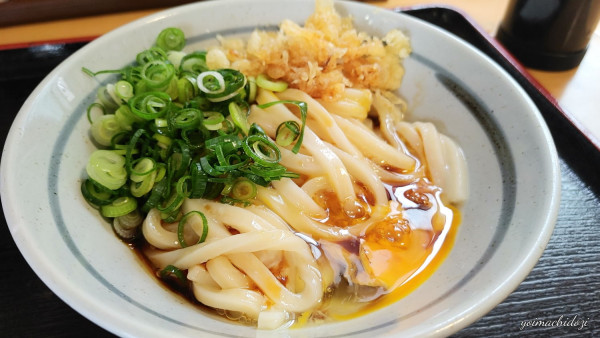 「釜たまうどん（小 ）」@めりけんや 高松駅前店の写真