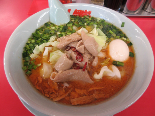 「限定スタミナもつ醤油ラーメン（９９０円）＋味玉１４０円」@ラーメン山岡家 阿見店の写真