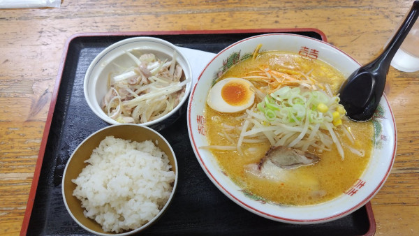 「令7·8·9ランチメニュー味噌ラーメン＋がつ刺しライス」@ラーメン焼肉 笑吉の写真