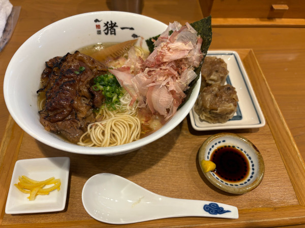 「炙り和牛の追い鰹そば（白醤油）1800円、焼売400円」@麺屋 猪一 離れの写真