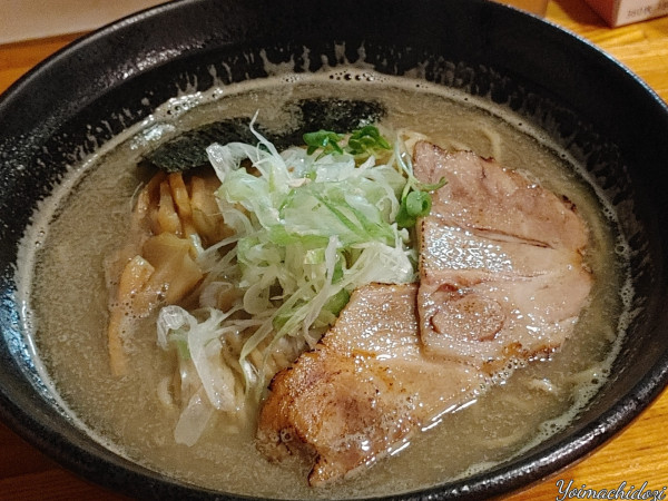 「メガ煮干しラーメン（中盛り：1,050円）」@麺屋 ひな多の写真