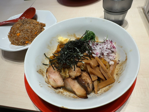 「煮干し油そば＋焼きめしハーフ」@七彩飯店の写真