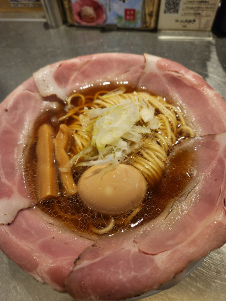 「ピストル　チャーシュー5枚　煮卵トッピング」@ラーメン大戦争 八尾店の写真